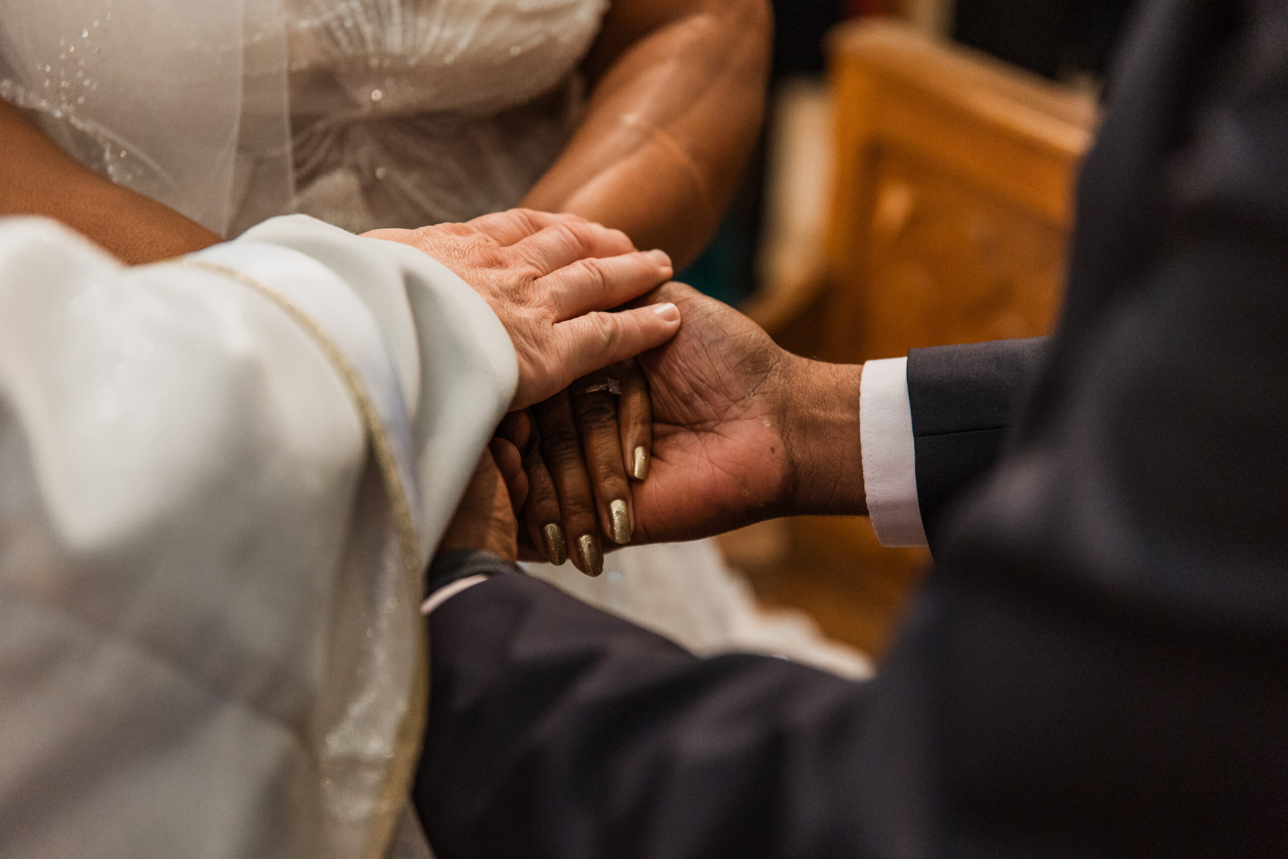 En tant que Vidéaste et Photographe de Mariage, Évènementiel, Corporate, JS Médias a photographié ces deux mains jointes lors d’une cérémonie de mariage à Paris