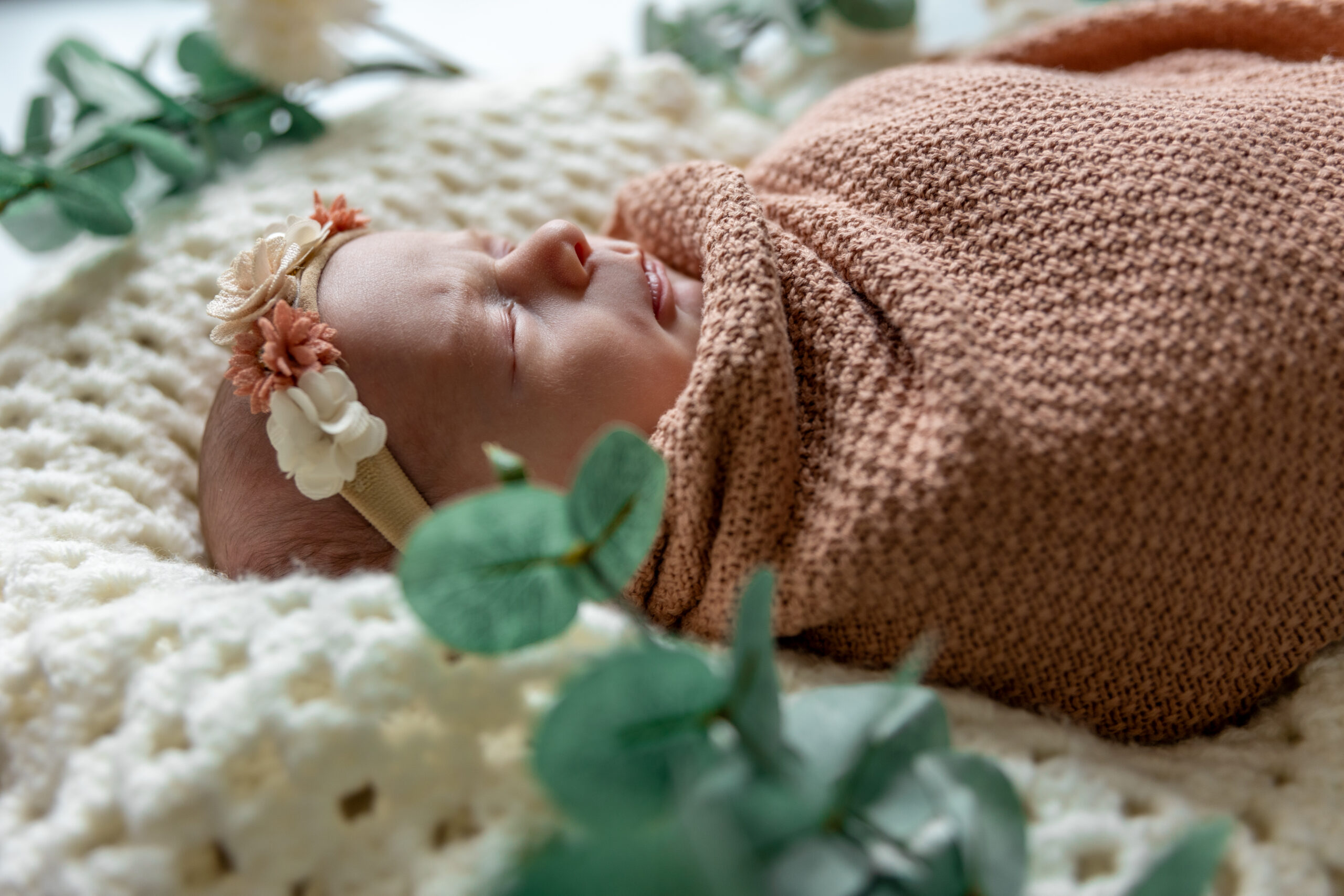 En tant que Vidéaste et Photographe de Mariage, Grossesse, Naissance, Évènementiel, Corporate, JS Médias a photographié cette petite fille qui venait de naître, un doux moment suspendu.