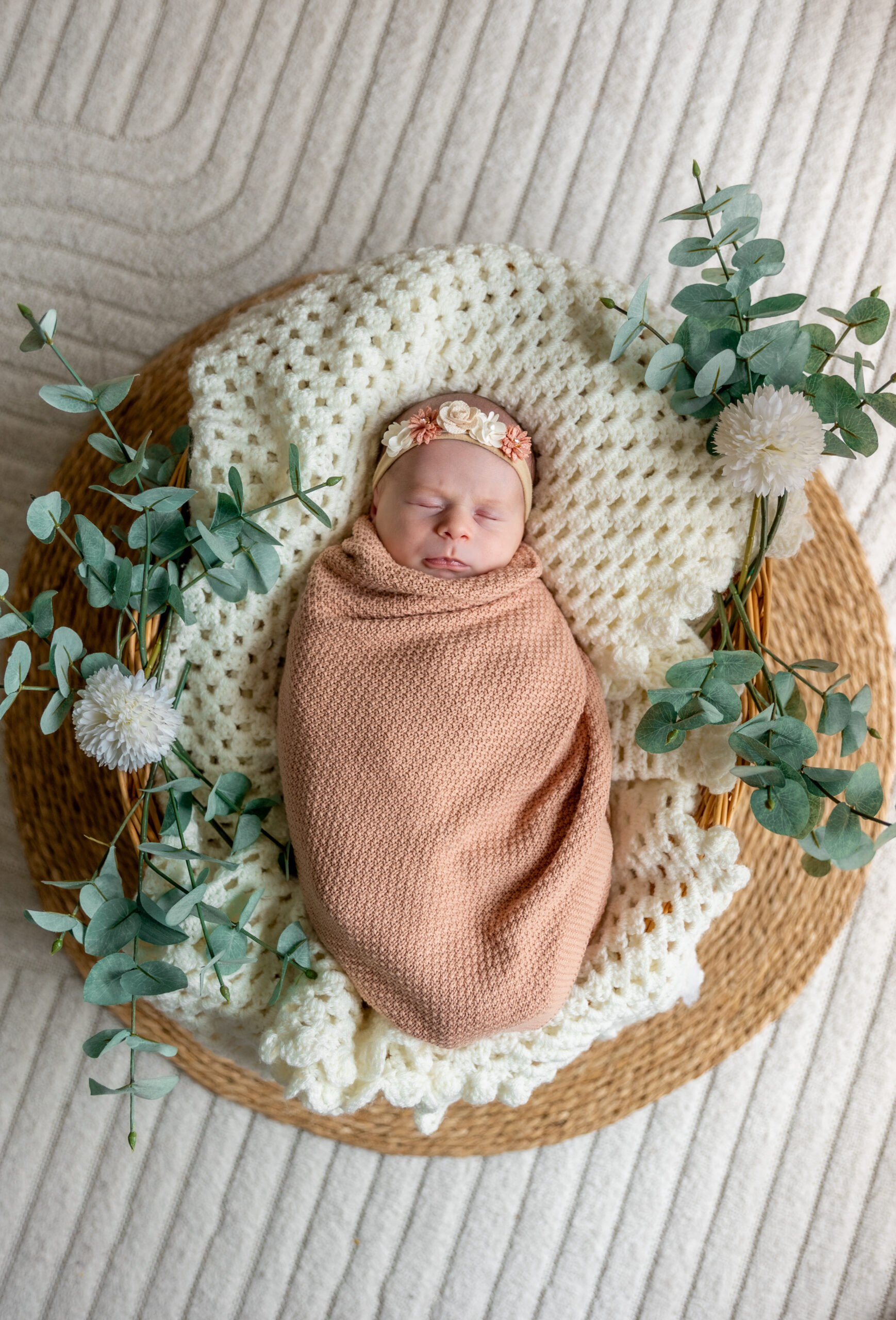 En tant que Vidéaste et Photographe de Mariage, Grossesse, Naissance, Évènementiel, Corporate, JS Médias a photographié cette petite fille qui venait de naître, un doux moment suspendu.