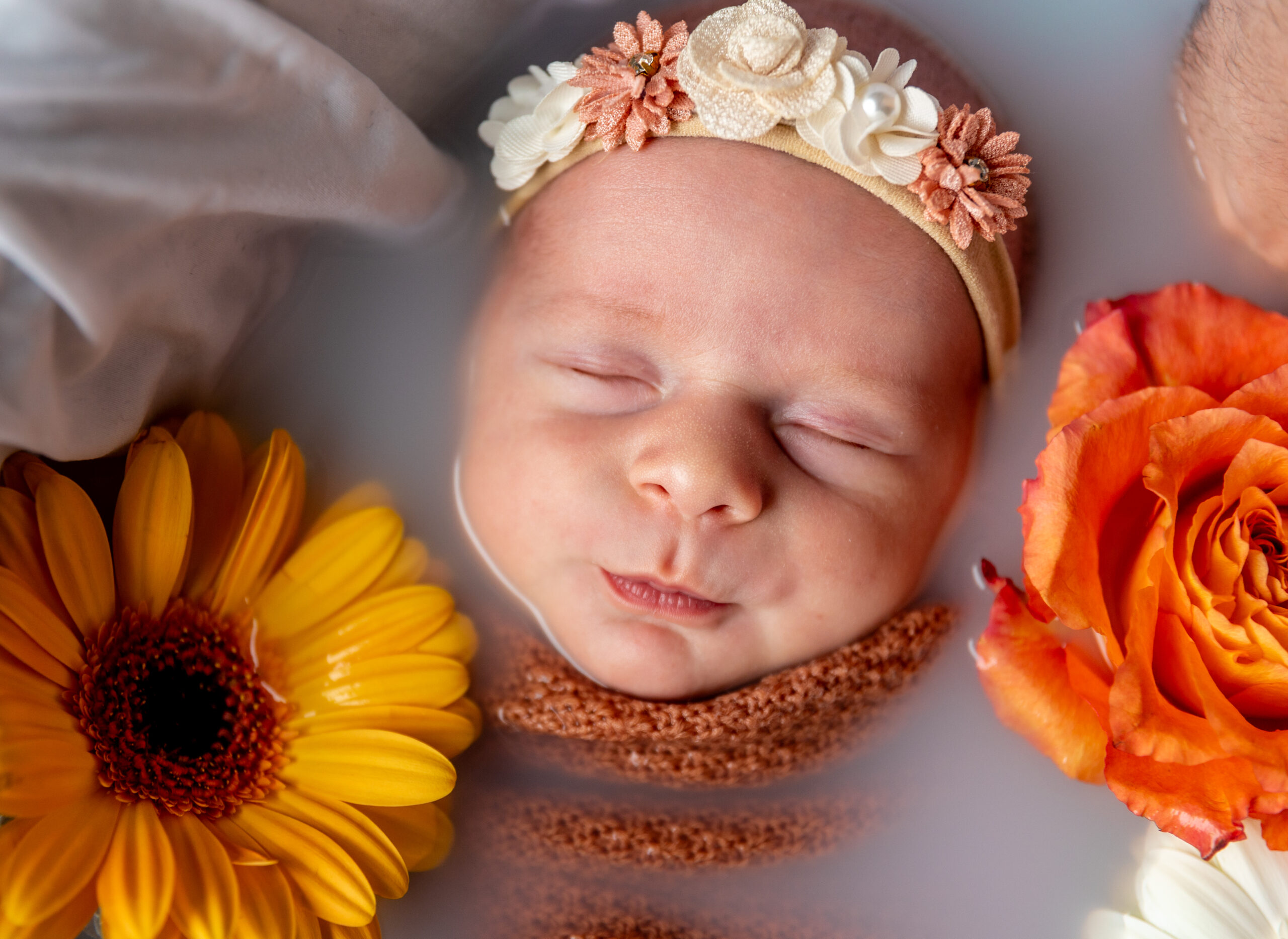 En tant que Vidéaste et Photographe de Mariage, Grossesse, Naissance, Évènementiel, Corporate, JS Médias a photographié cette petite fille qui venait de naître, un doux moment suspendu.