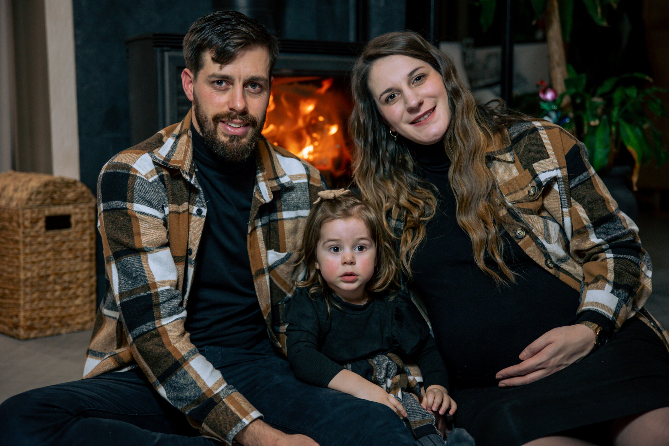 En tant que Vidéaste et Photographe de Mariage, Grossesse, Naissance, Évènementiel, Corporate, JS Médias a photographié cette maman qui porte son bébé à 8 mois de grossesse avec sa petite famille.