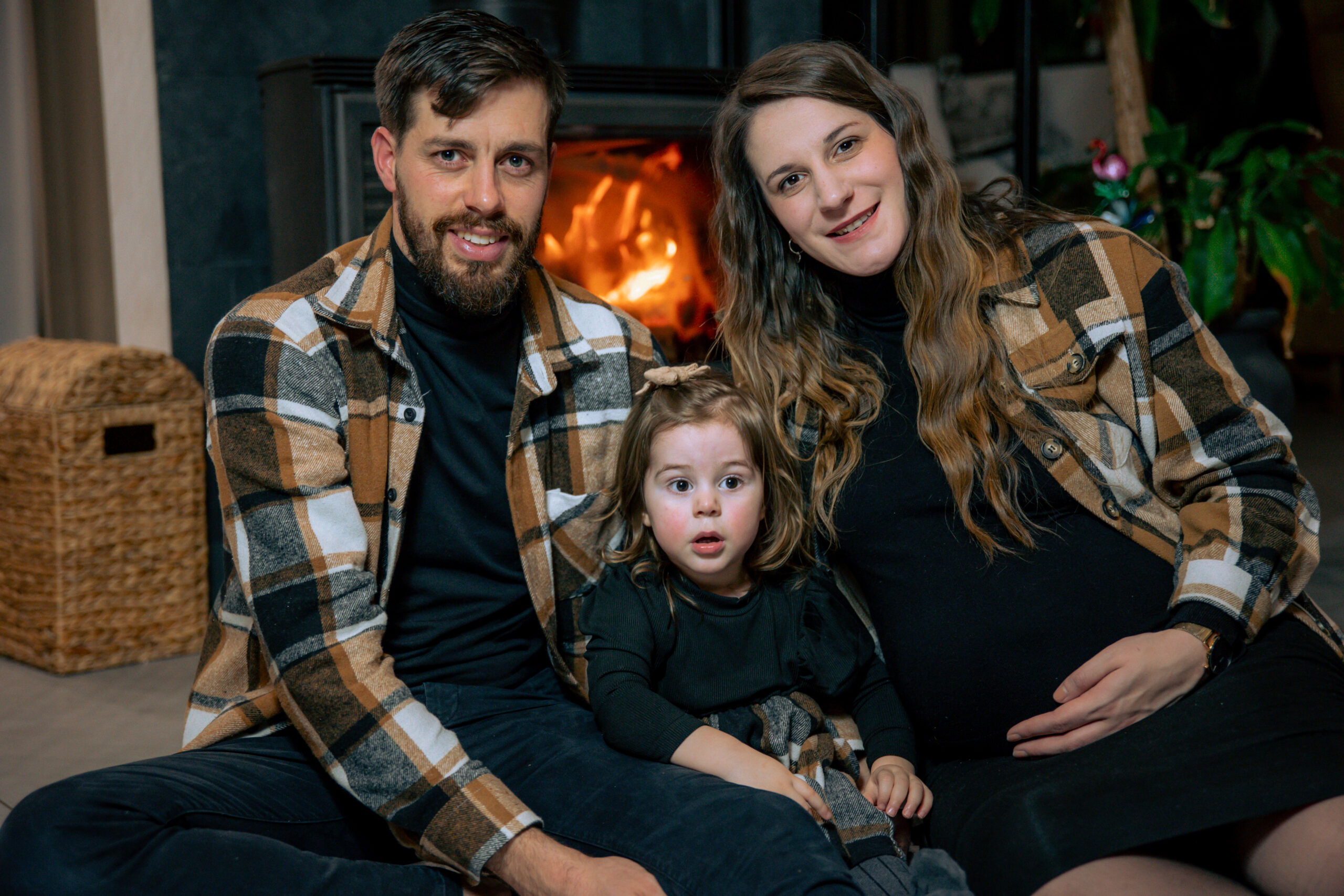 En tant que Vidéaste et Photographe de Mariage, Grossesse, Naissance, Évènementiel, Corporate, JS Médias a photographié cette maman qui porte son bébé à 8 mois de grossesse avec sa petite famille.