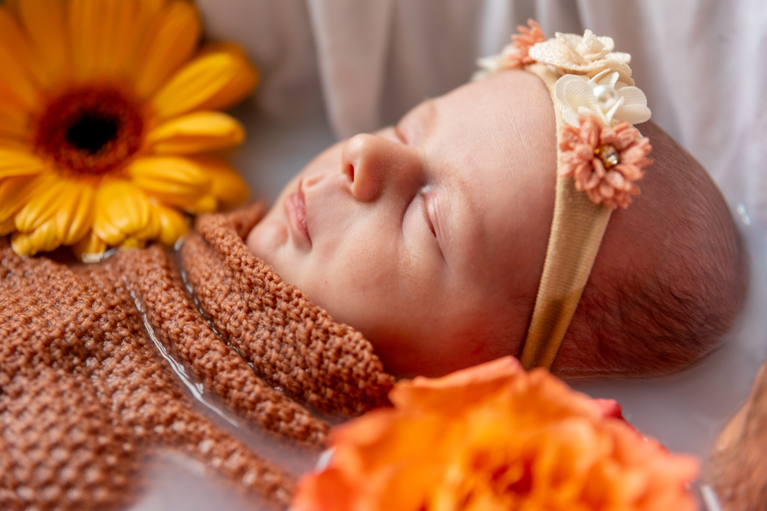 En tant que Vidéaste et Photographe de Mariage, Grossesse, Naissance, Évènementiel, Corporate, JS Médias a photographié cette petite fille qui venait de naître, un doux moment suspendu.