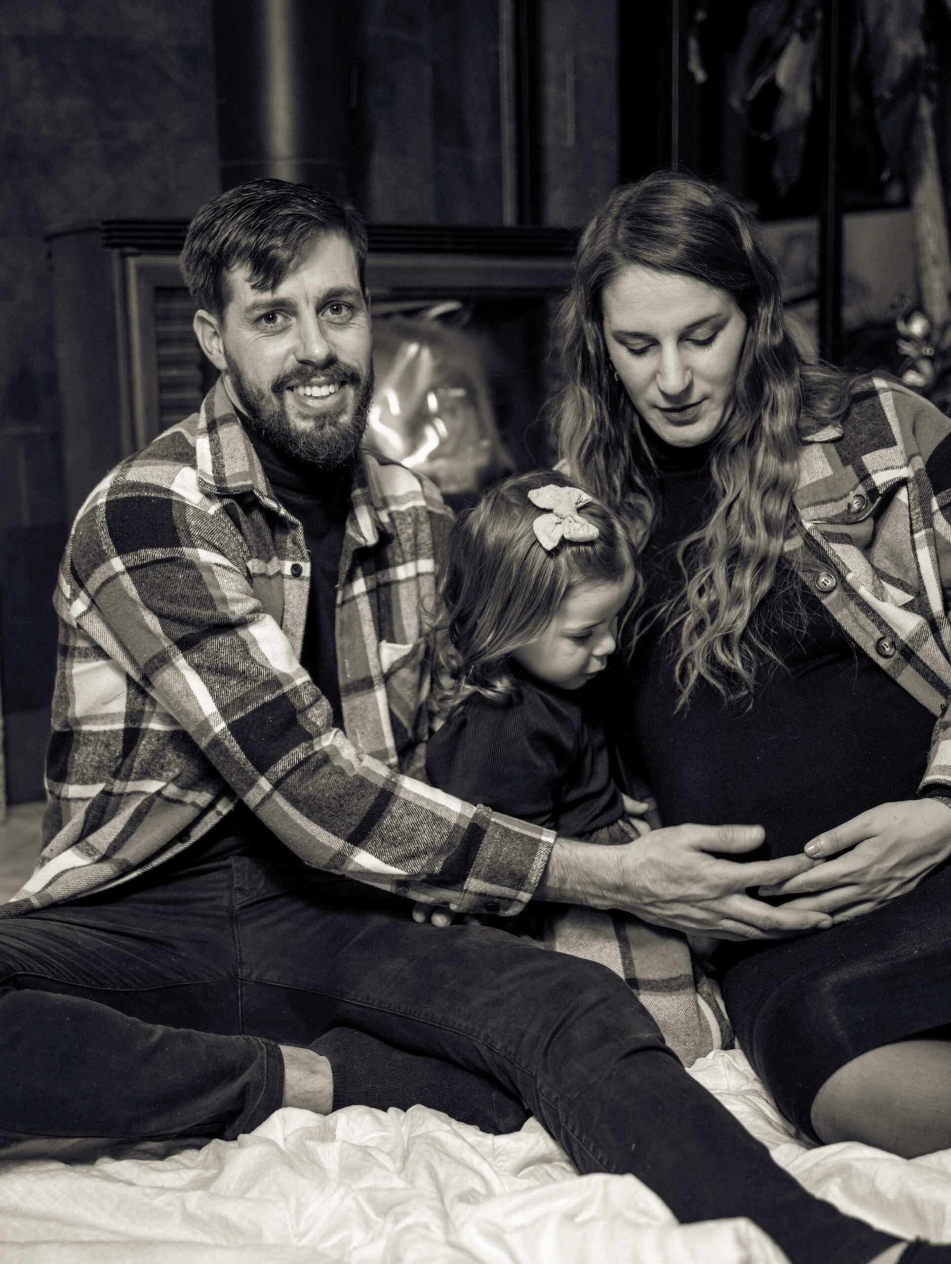 En tant que Vidéaste et Photographe de Mariage, Grossesse, Naissance, Évènementiel, Corporate, JS Médias a photographié cette maman qui porte son bébé à 8 mois de grossesse avec sa petite famille.