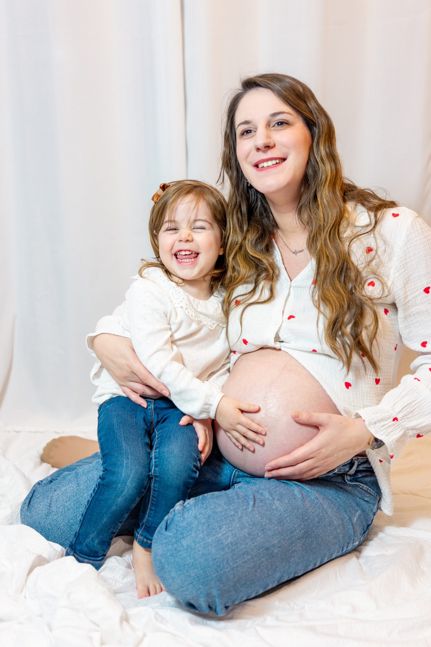 En tant que Vidéaste et Photographe de Mariage, Grossesse, Naissance, Évènementiel, Corporate, JS Médias a photographié cette maman qui porte son bébé à 8 mois de grossesse avec sa première fille, un doux moment.