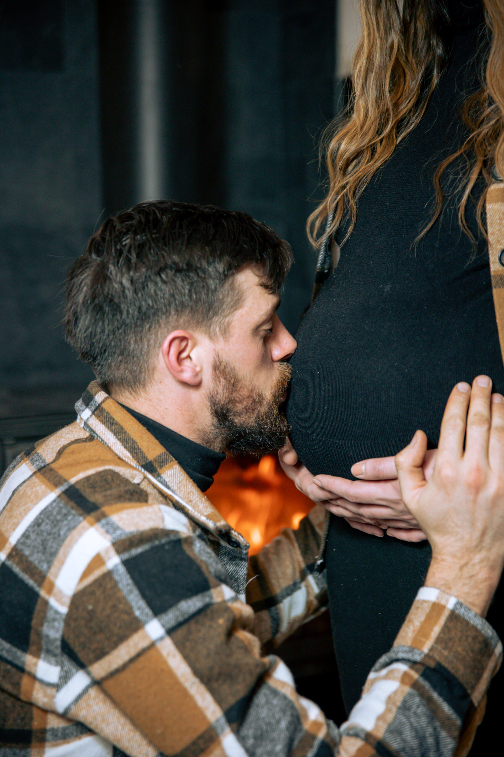 En tant que Vidéaste et Photographe de Mariage, Grossesse, Naissance, Évènementiel, Corporate, JS Médias a photographié cette maman qui porte son bébé à 8 mois de grossesse avec son compagnon.