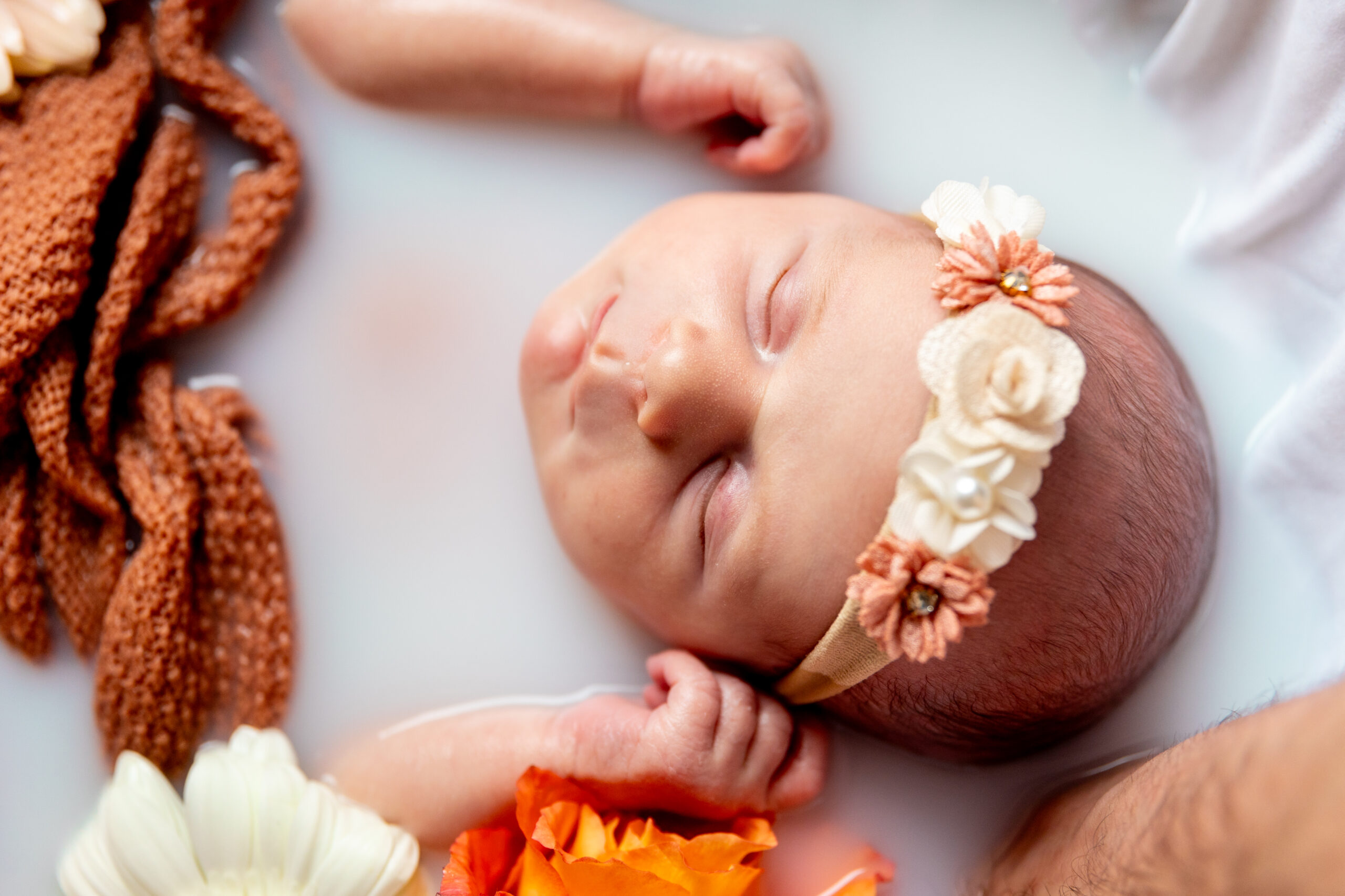 En tant que Vidéaste et Photographe de Mariage, Grossesse, Naissance, Évènementiel, Corporate, JS Médias a photographié cette petite fille qui venait de naître, un doux moment suspendu.