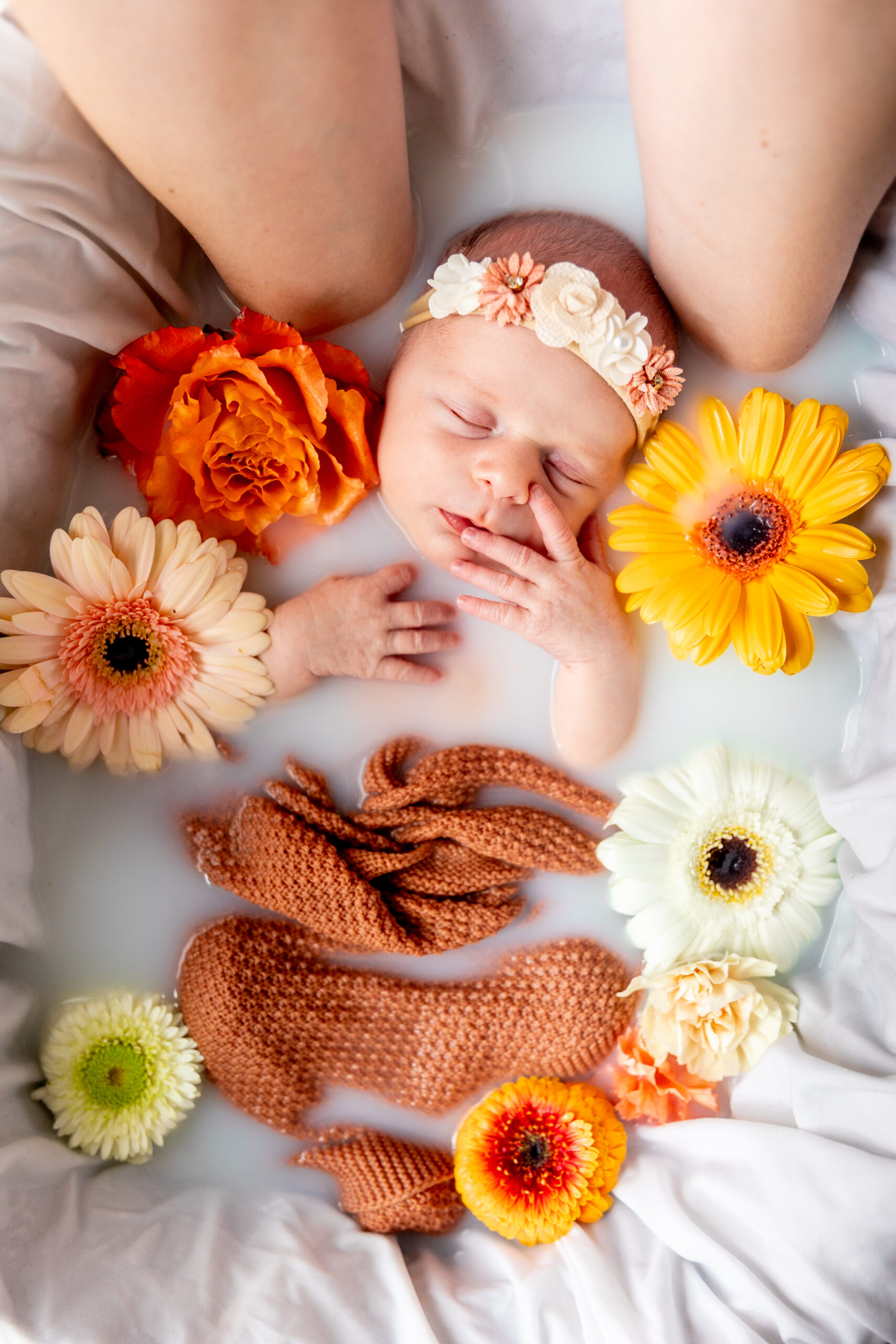 En tant que Vidéaste et Photographe de Mariage, Grossesse, Naissance, Évènementiel, Corporate, JS Médias a photographié cette petite fille qui venait de naître, un doux moment suspendu.