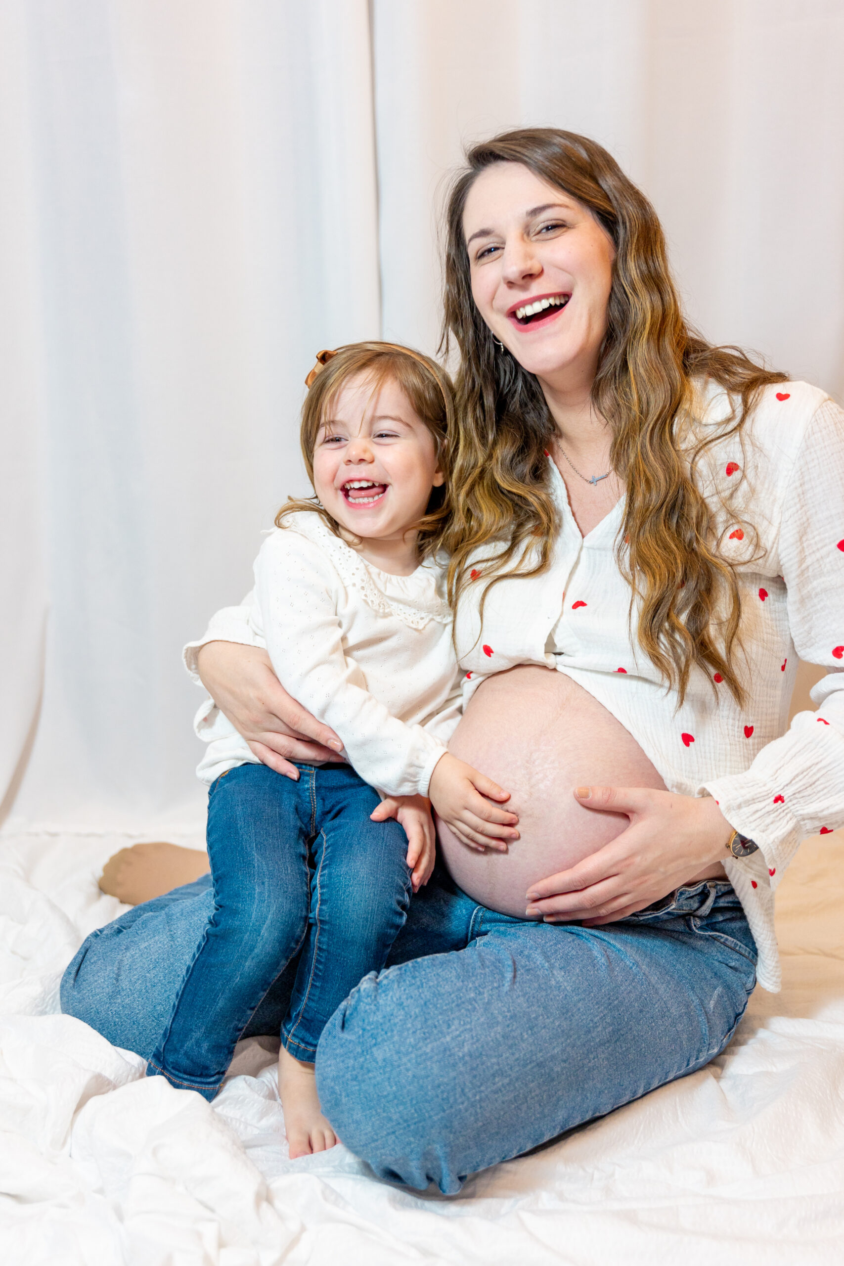 En tant que Vidéaste et Photographe de Mariage, Grossesse, Naissance, Évènementiel, Corporate, JS Médias a photographié cette maman qui porte son bébé à 8 mois de grossesse avec sa première fille, un doux moment.