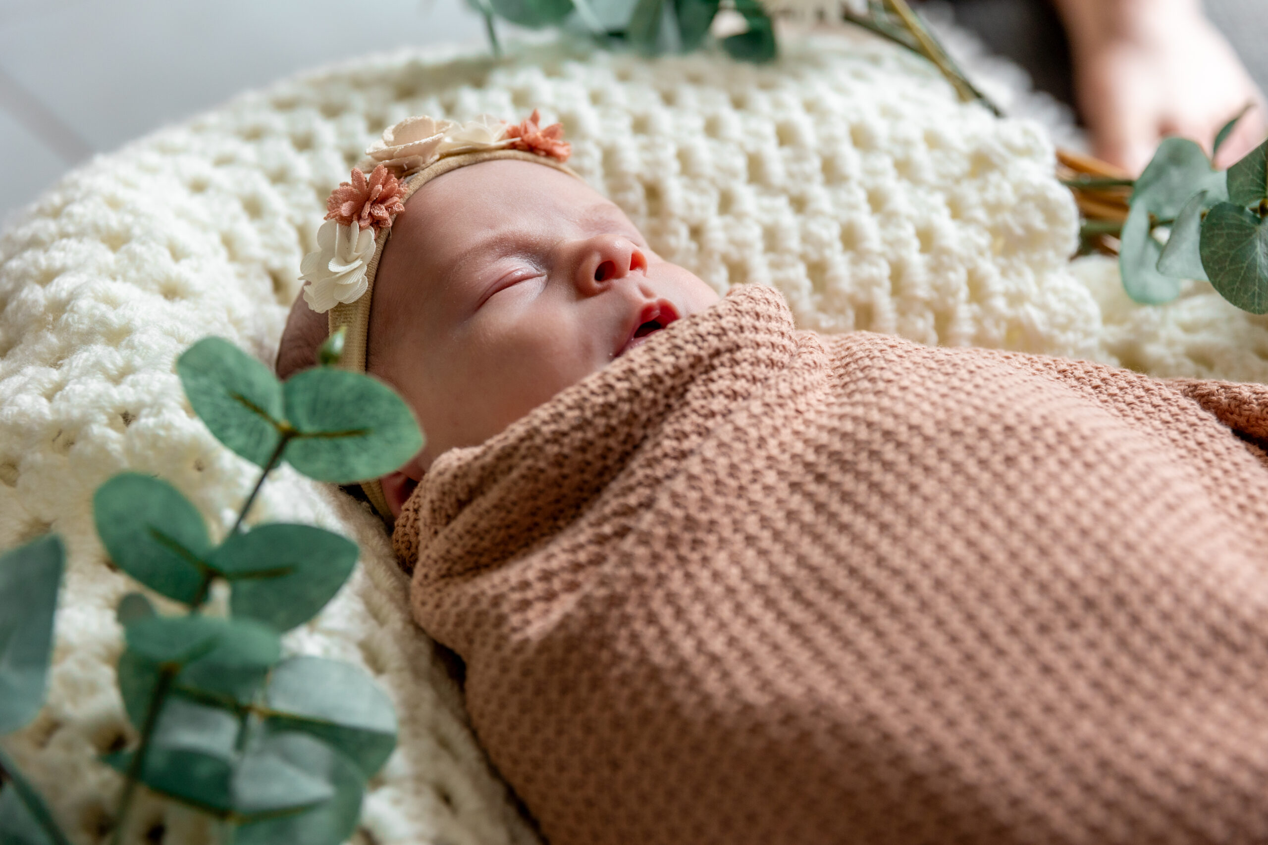 En tant que Vidéaste et Photographe de Mariage, Grossesse, Naissance, Évènementiel, Corporate, JS Médias a photographié cette petite fille qui venait de naître, un doux moment suspendu.