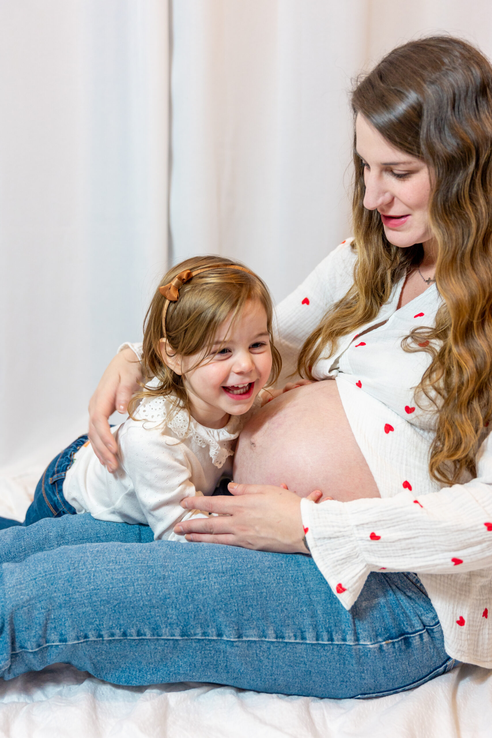 En tant que Vidéaste et Photographe de Mariage, Grossesse, Naissance, Évènementiel, Corporate, JS Médias a photographié cette maman qui porte son bébé à 8 mois de grossesse avec sa première fille, un doux moment.