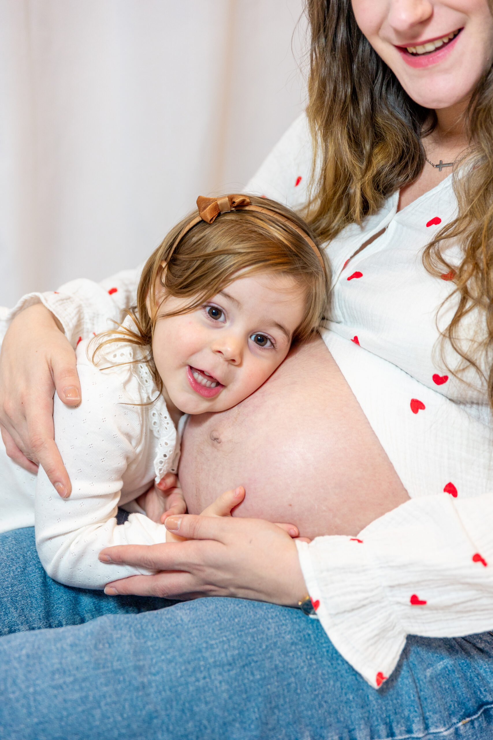 En tant que Vidéaste et Photographe de Mariage, Grossesse, Naissance, Évènementiel, Corporate, JS Médias a photographié cette maman qui porte son bébé à 8 mois de grossesse avec sa première fille, un doux moment.